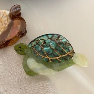 REVOLVE ❤️‍🔥 ACRYLIC TURTLE CLIP NWT